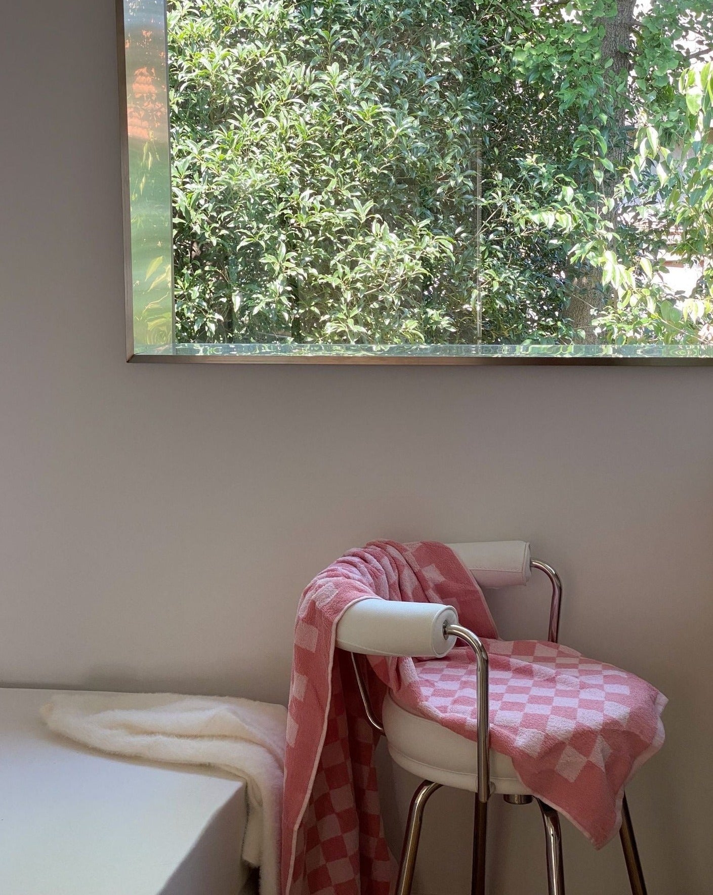 Premium Checkered Bath Towel - Long-Staple Cotton for Ultimate Softness and Absorbency